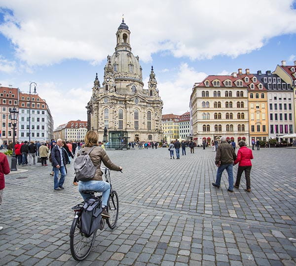 Plusieurs personnes se promenant