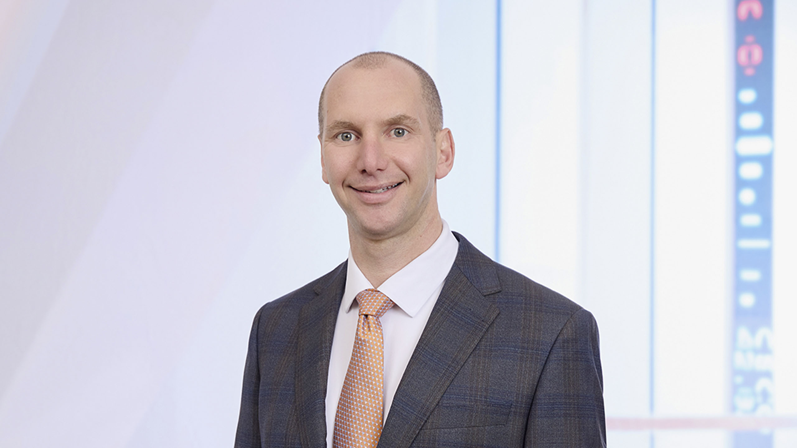 Headshot of Jason Mandinach